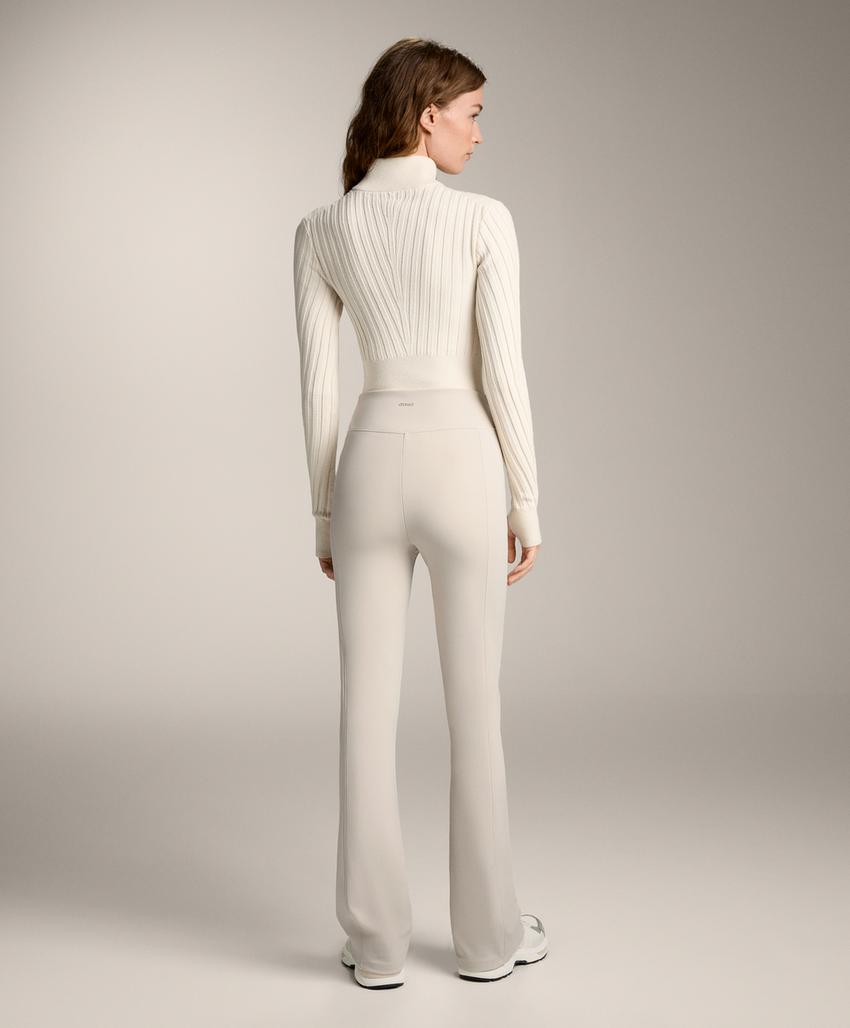 Теплые брюки с высокой посадкой и утянутыми штанинами с карманами