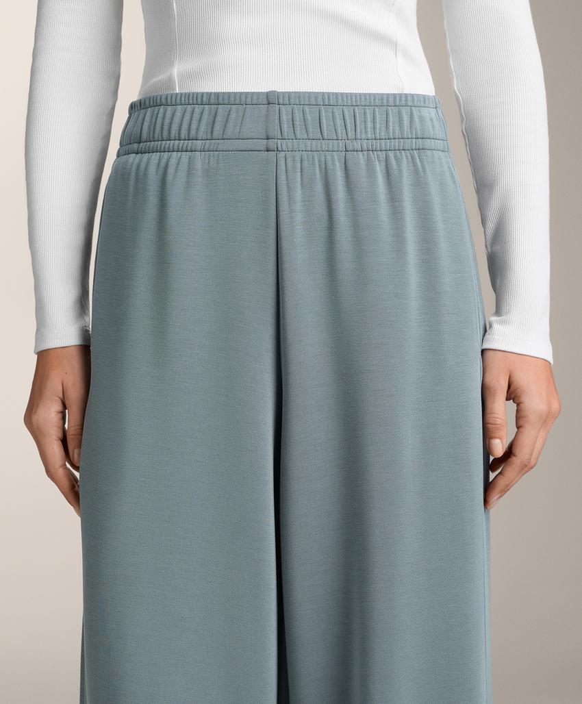 Прямые брюки в рубчик с модалом и мягкой на ощупь тканью