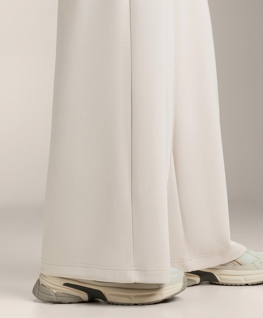 Прямые брюки с рельефным швом из модала с мягкой отделкой