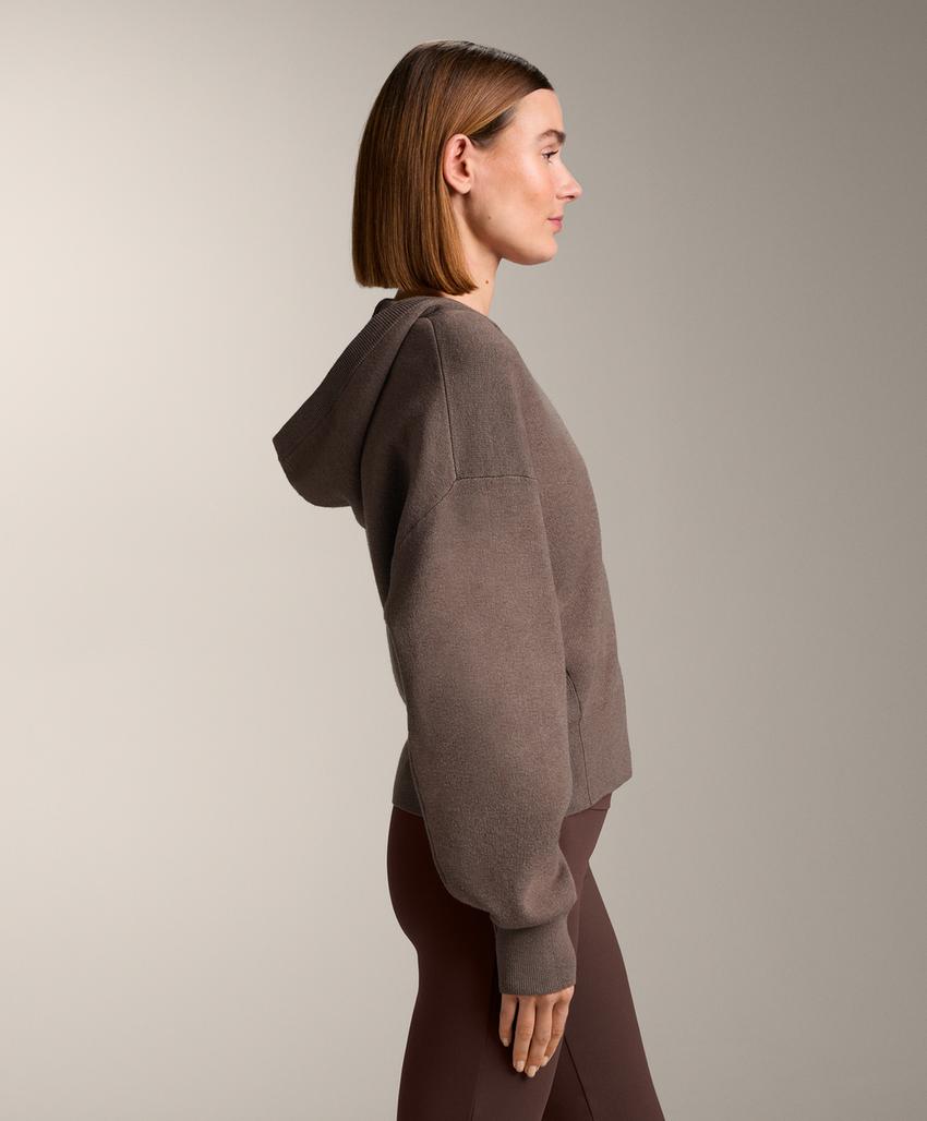 Вязаная куртка с капюшоном, детали по бокам