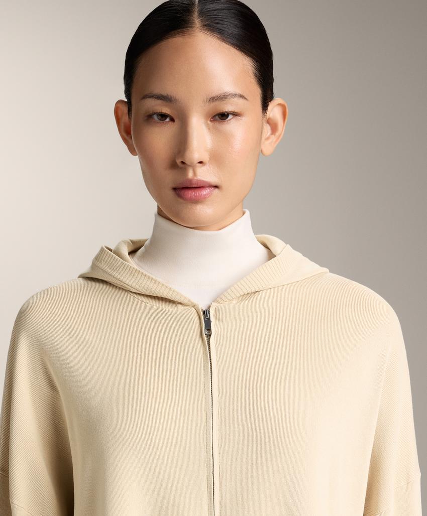 Длинная вязаная куртка с капюшоном