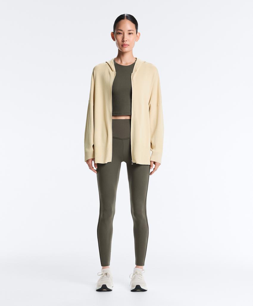 Длинная вязаная куртка с капюшоном