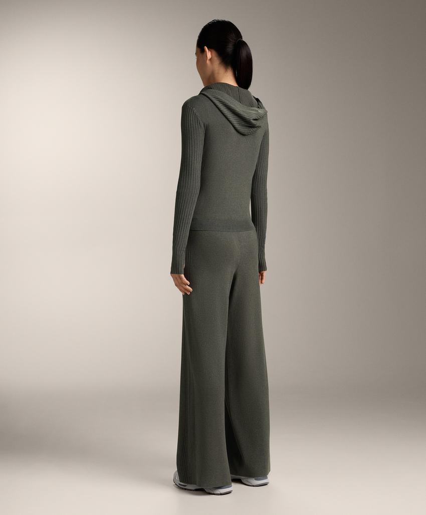 Приталенная вязаная куртка с капюшоном