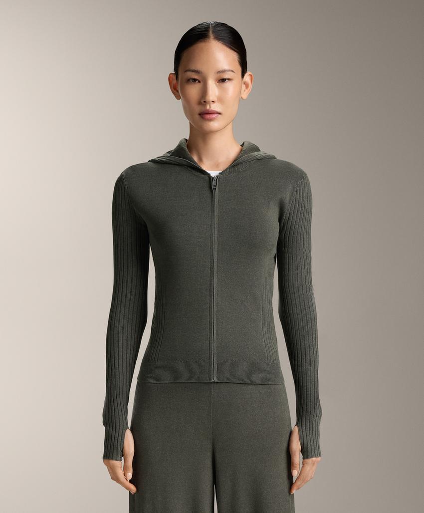 Приталенная вязаная куртка с капюшоном