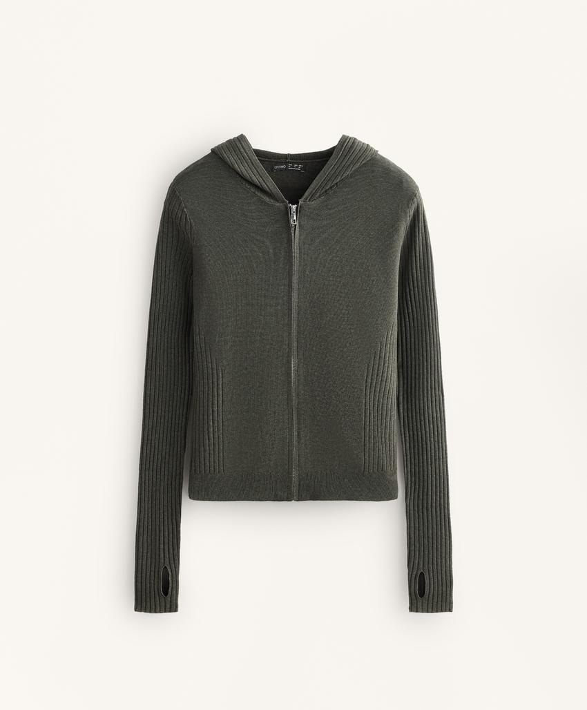 Приталенная вязаная куртка с капюшоном