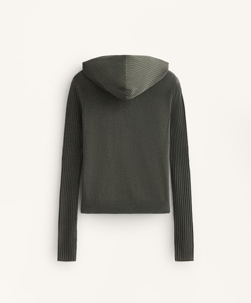 Приталенная вязаная куртка с капюшоном