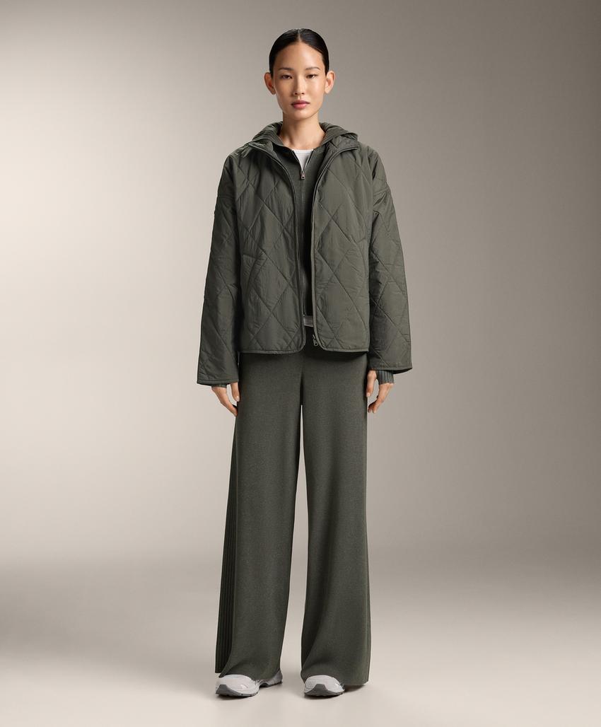 Приталенная вязаная куртка с капюшоном