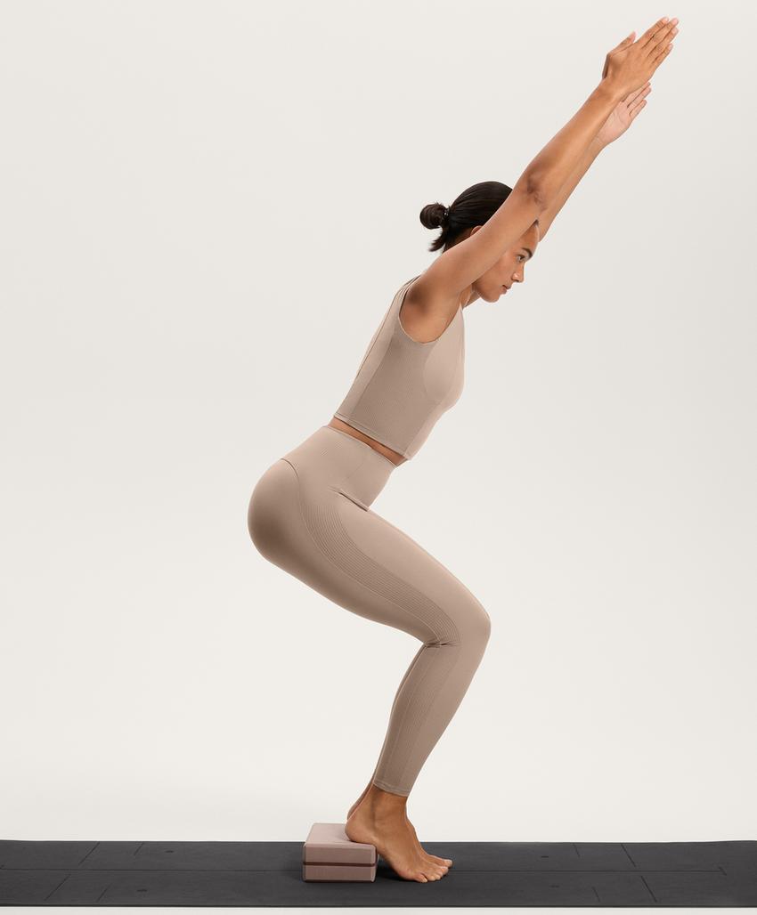 Удобные леггинсы с высокой посадкой и длиной до щиколотки из ребристого материала