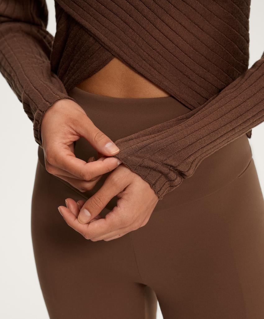 Полупрозрачный тонкий вязаный свитер с перекрещивающимся рубашечным воротником