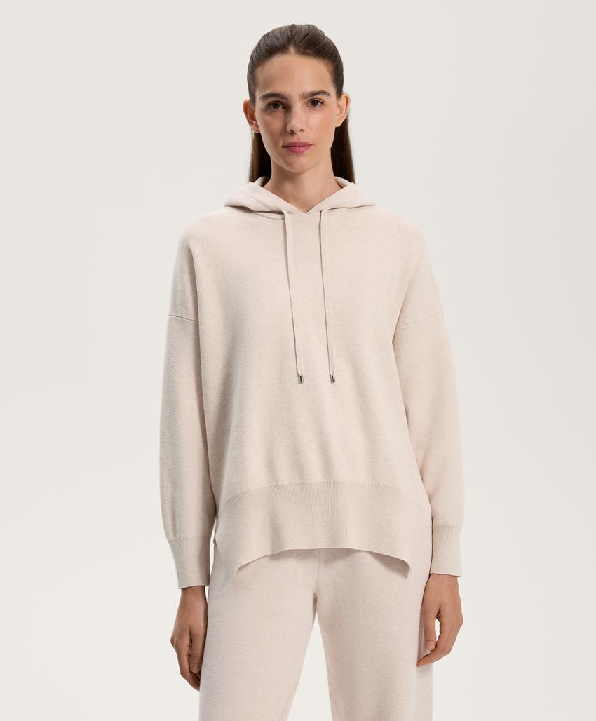 Длинный вязаный свитер с капюшоном