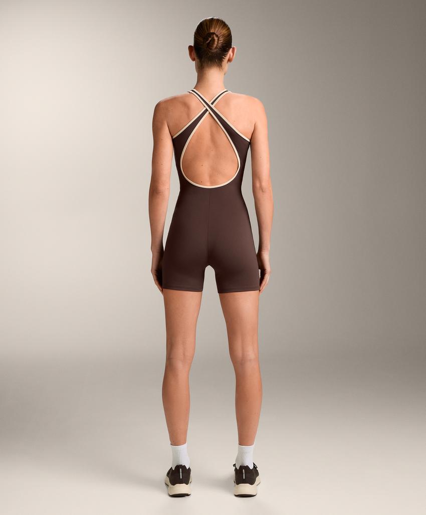 Комбинезон с короткими шортами и отделкой пипинг