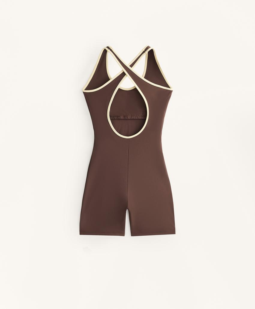 Комбинезон с короткими шортами и отделкой пипинг