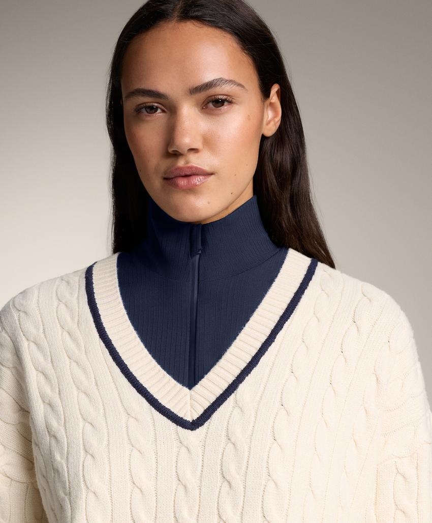 Джемпер мини с косами и v-образным вырезом