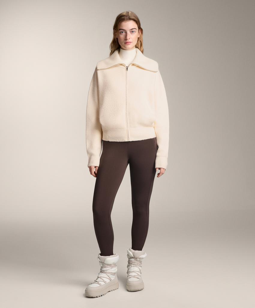 Вязаная куртка с высоким воротником