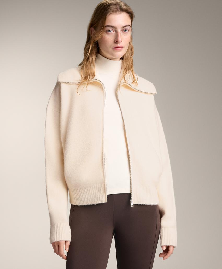 Вязаная куртка с высоким воротником