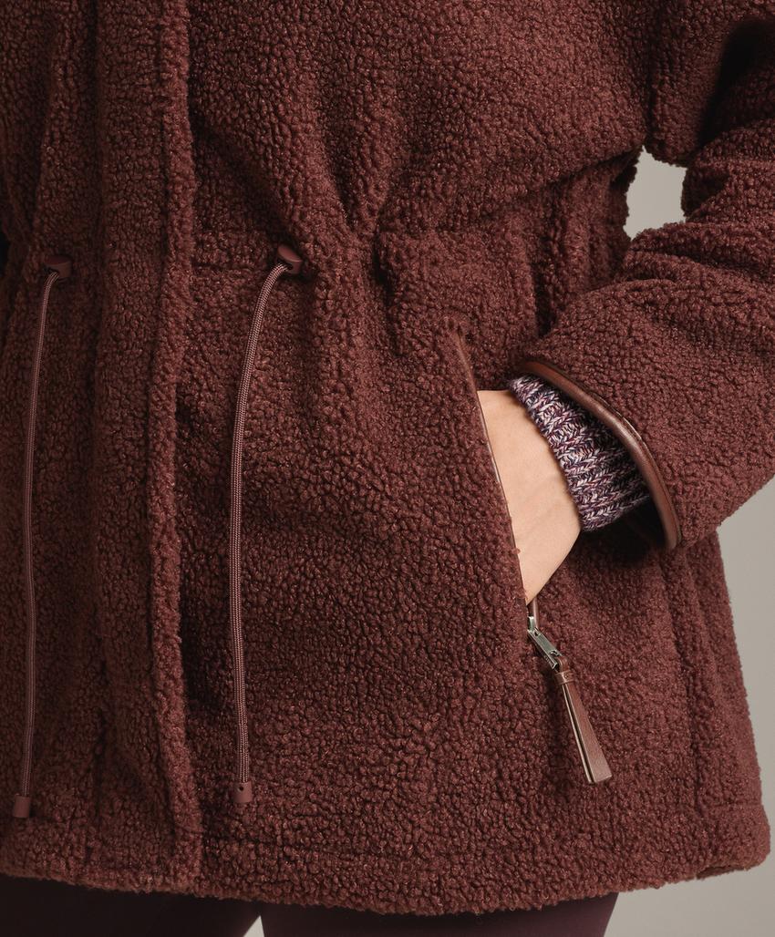 Куртка из искусственного меха с регулируемой талией