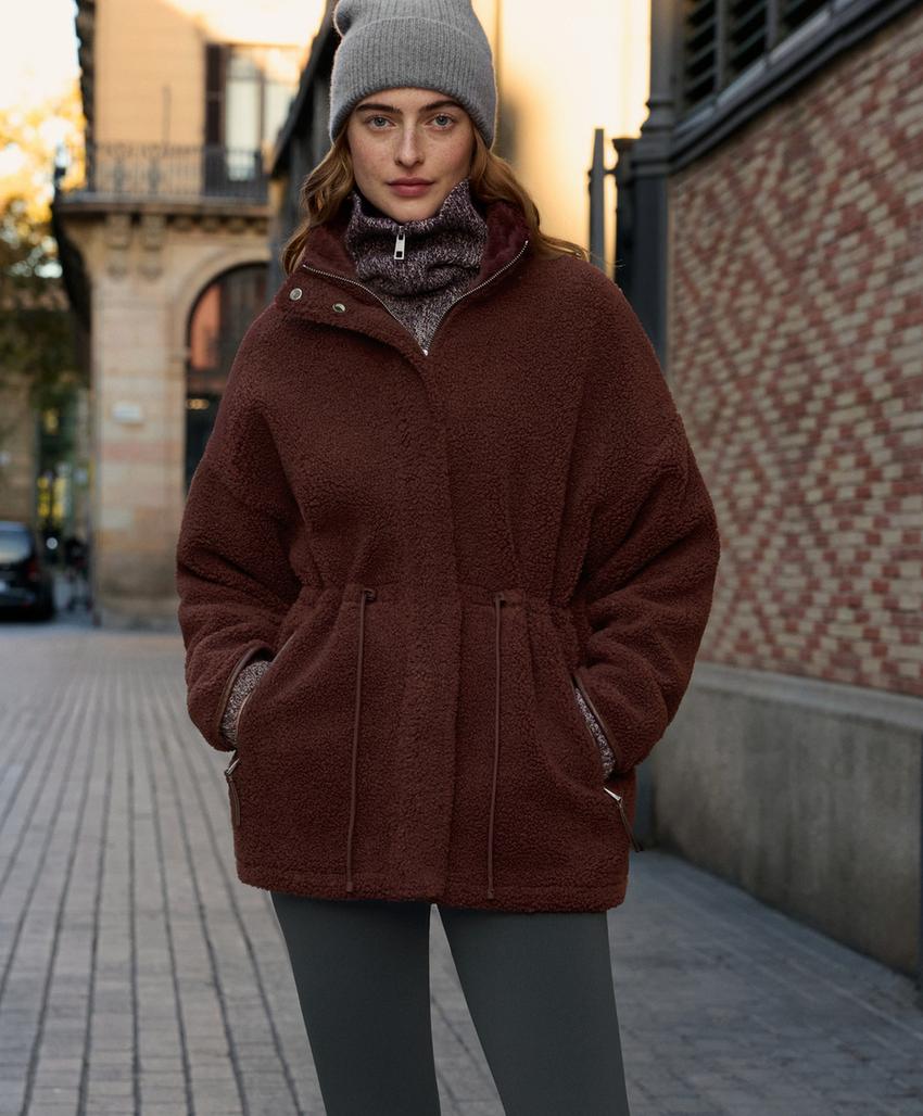 Куртка из искусственного меха с регулируемой талией