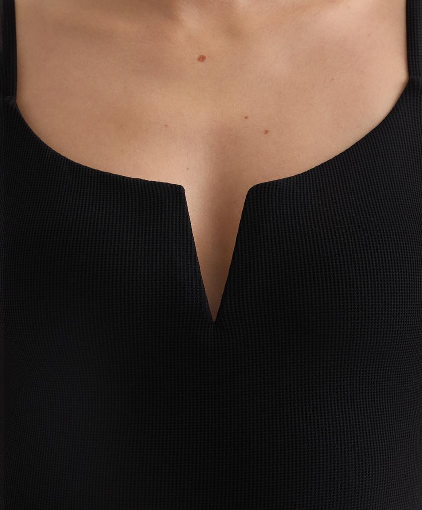 Купальник с v-образным вырезом из пике