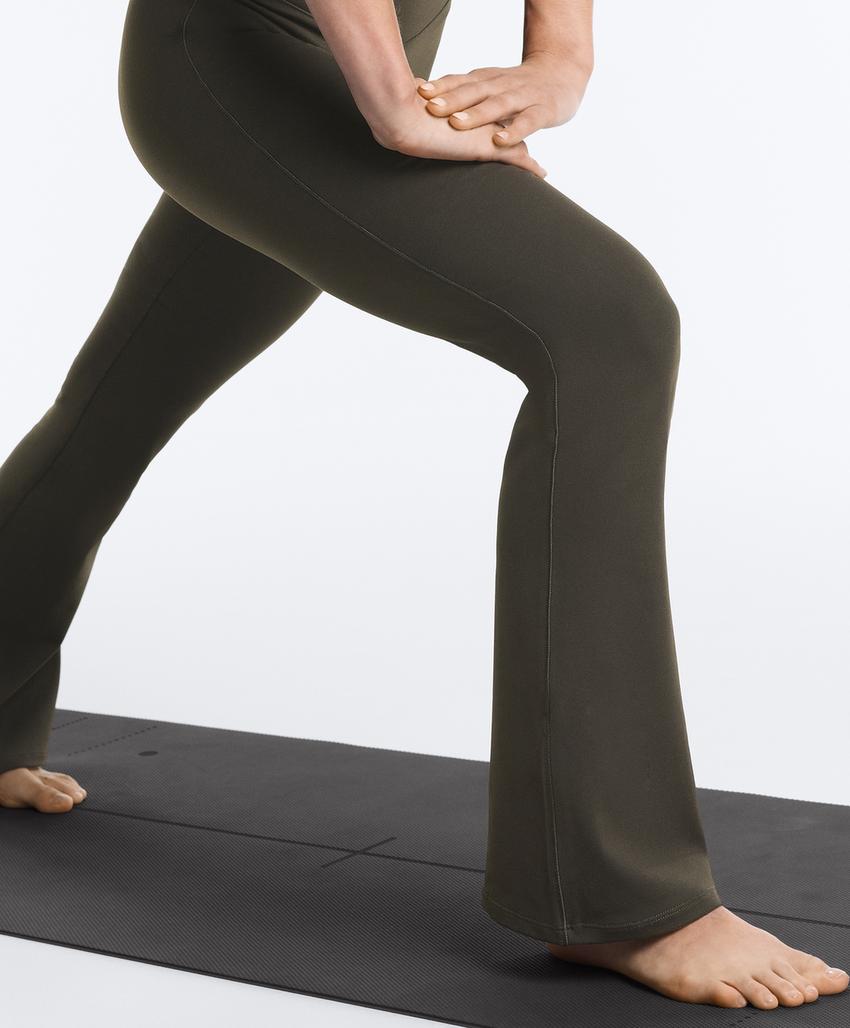 Брюки со средней посадкой и широкими штанинами evermove