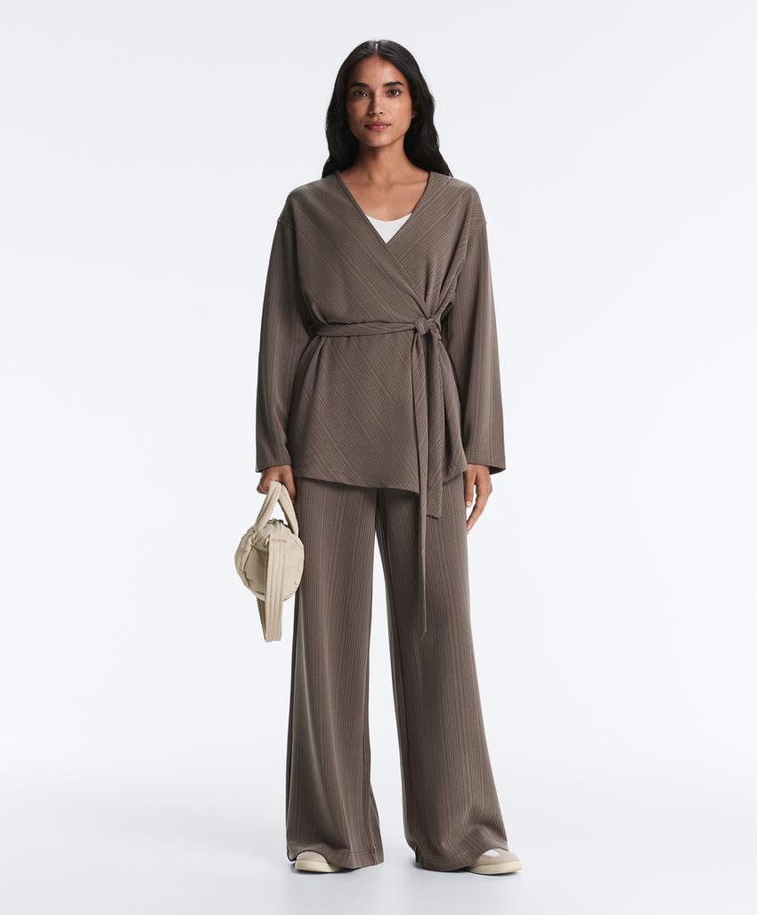 Прямые брюки с асимметричной полоской из модала