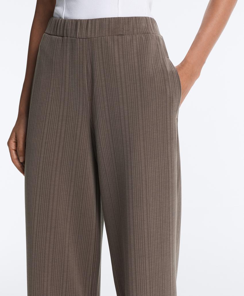 Прямые брюки с асимметричной полоской из модала