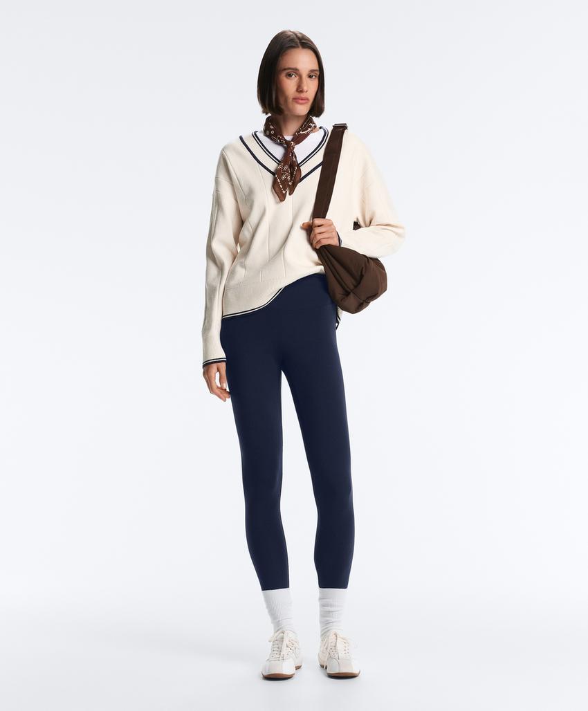 Вязаный свитер с V-образным вырезом и контрастом