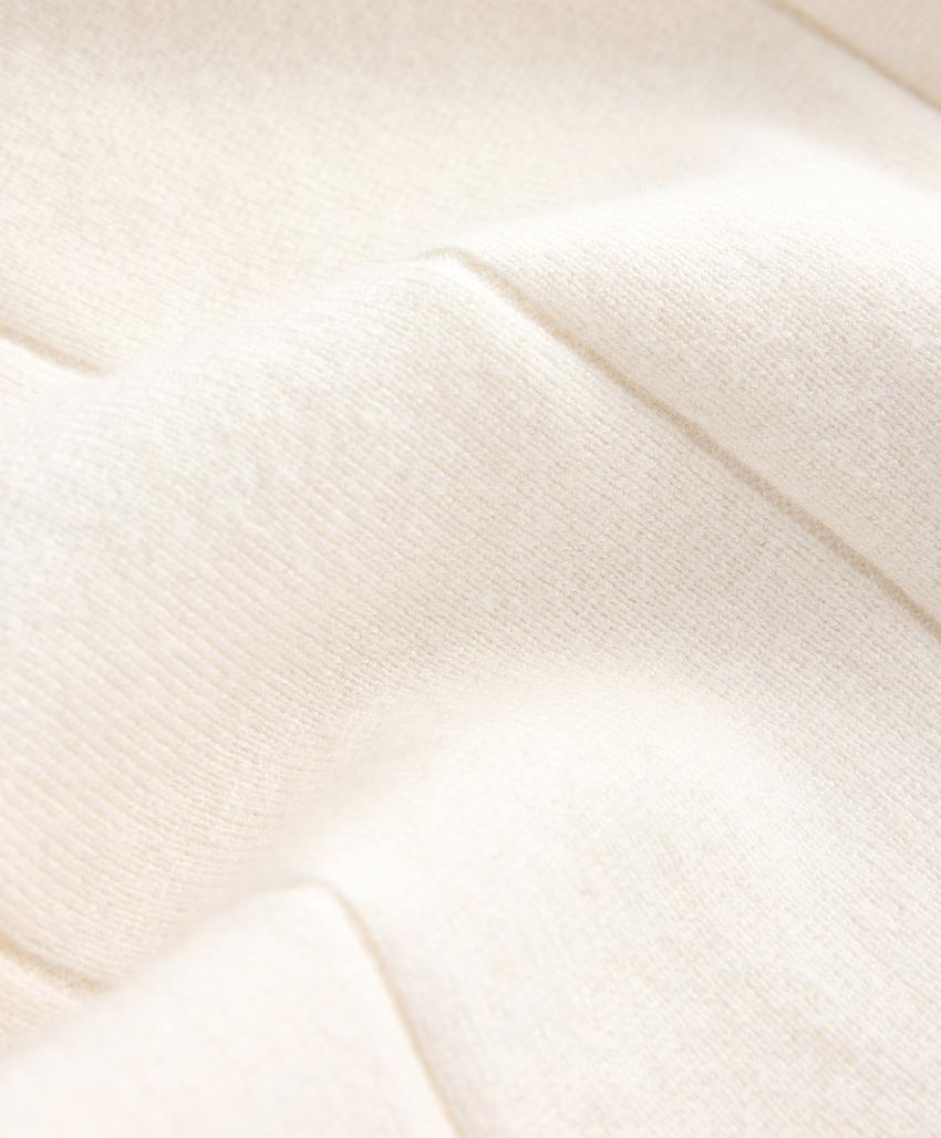 Вязаный свитер с V-образным вырезом и контрастом