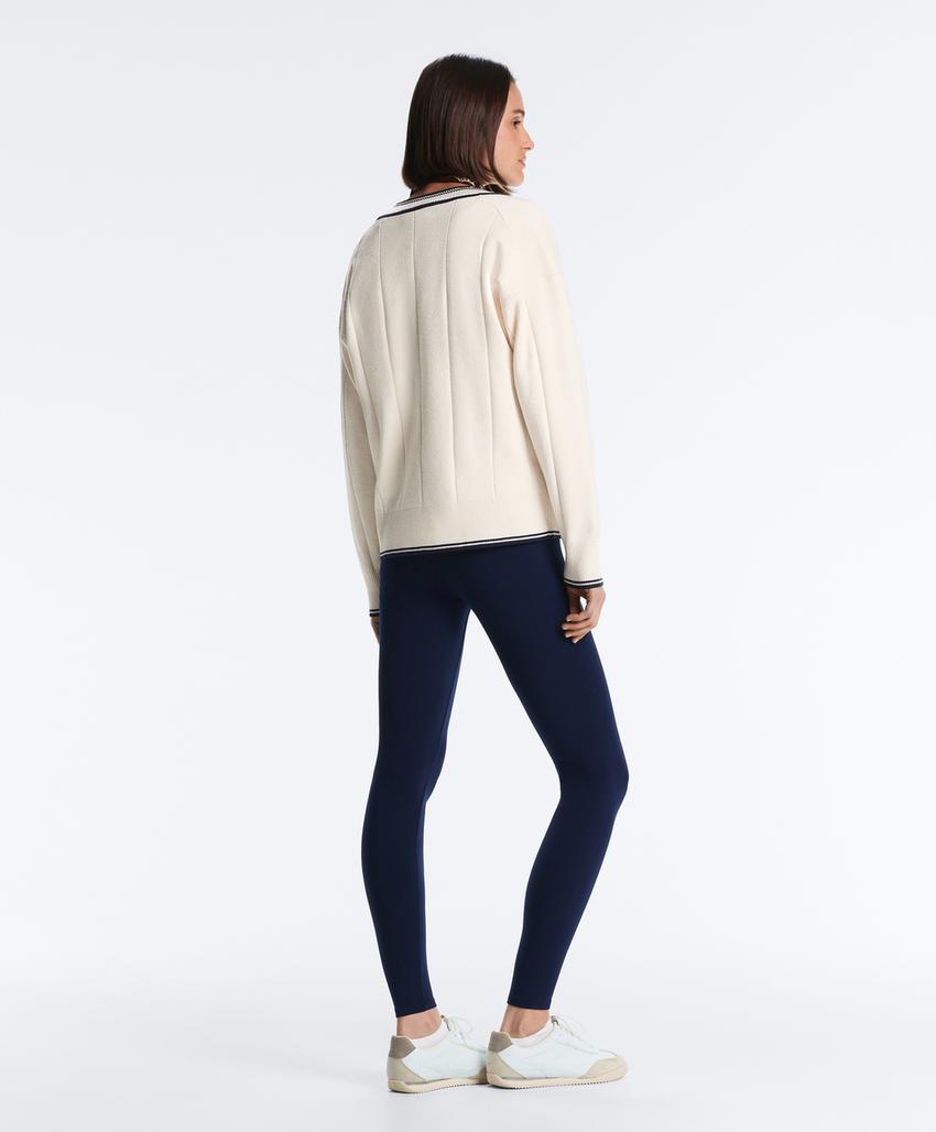 Вязаный свитер с V-образным вырезом и контрастом