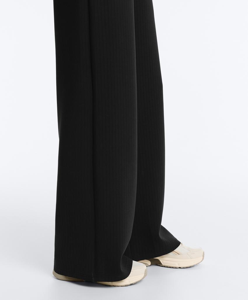 Прямые брюки в полоску из модала с мягкой на ощупь тканью