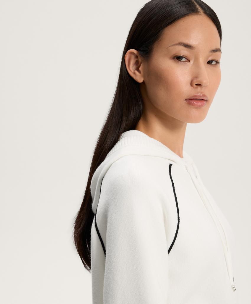 Вязаный кардиган с капюшоном и контрастным кантом