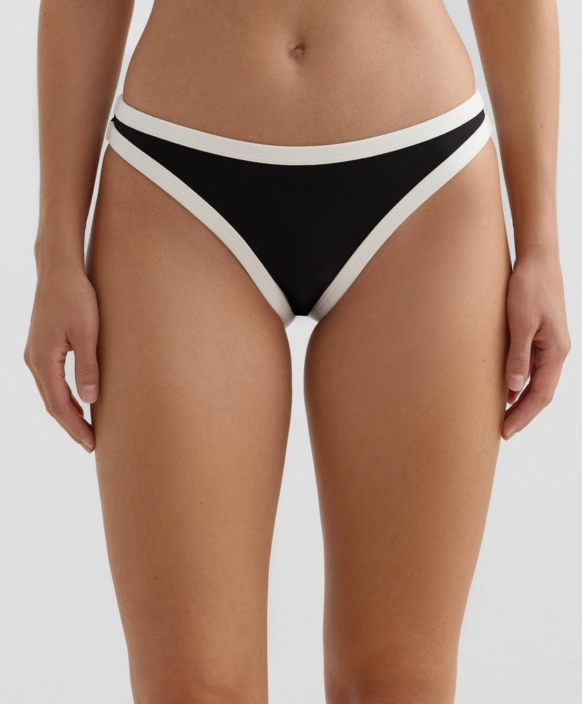 Классические плавки бикини с контрастной окантовкой