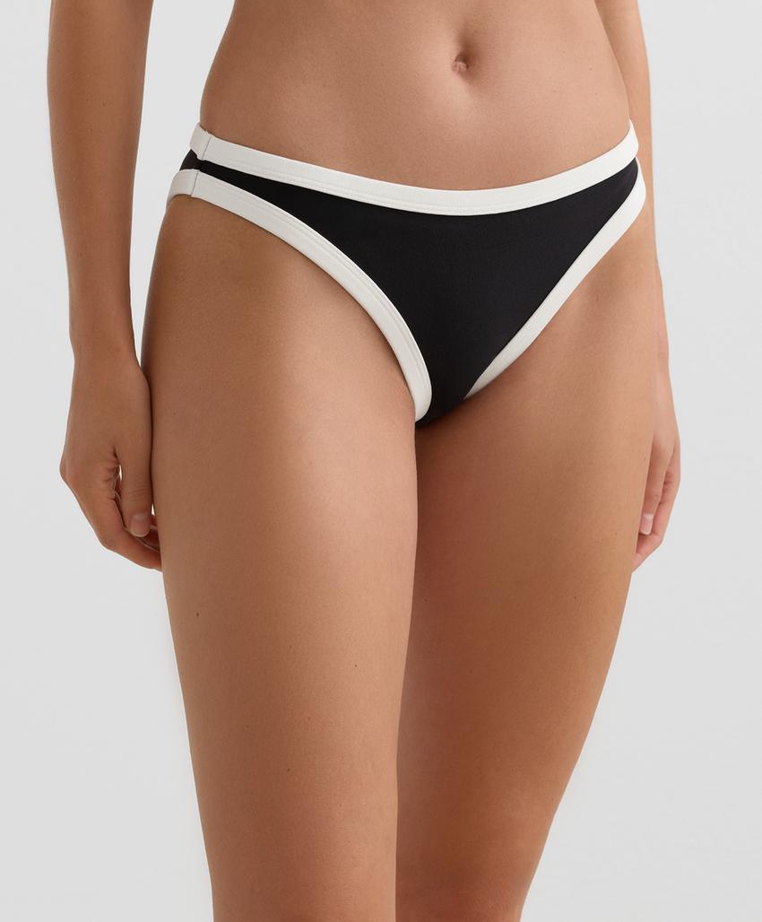 Классические плавки бикини с контрастной окантовкой