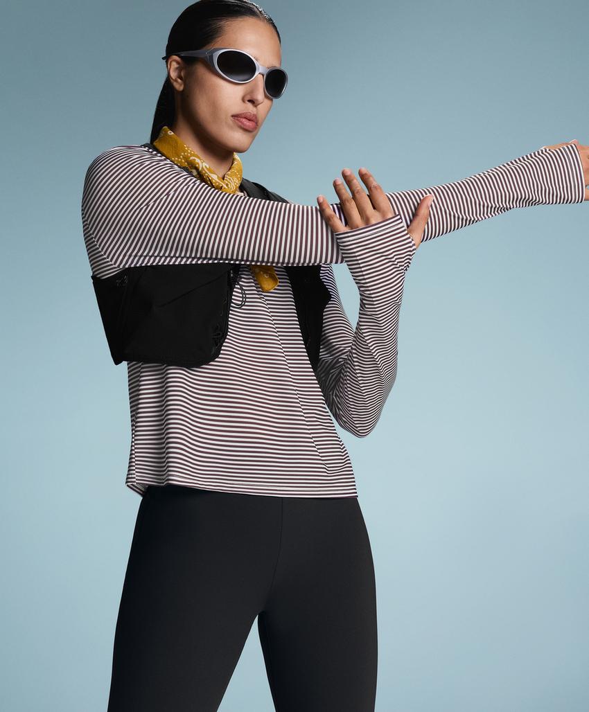 Лонгслив в полоску из высокотехнологичной ткани