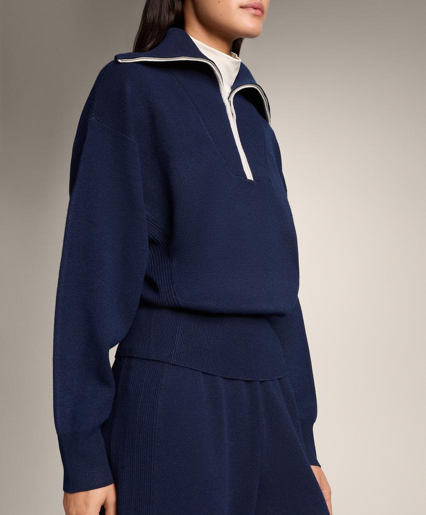 Джемпер с высоким воротником и полупрокладкой