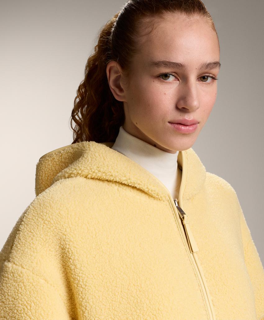 Полушубок с капюшоном из искусственного меха