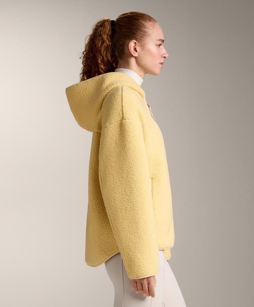 Полушубок с капюшоном из искусственного меха