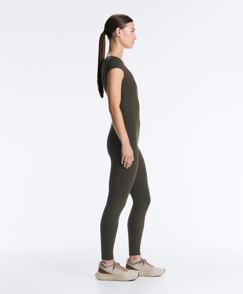 Длинный комбинезон Evermove с коротким рукавом