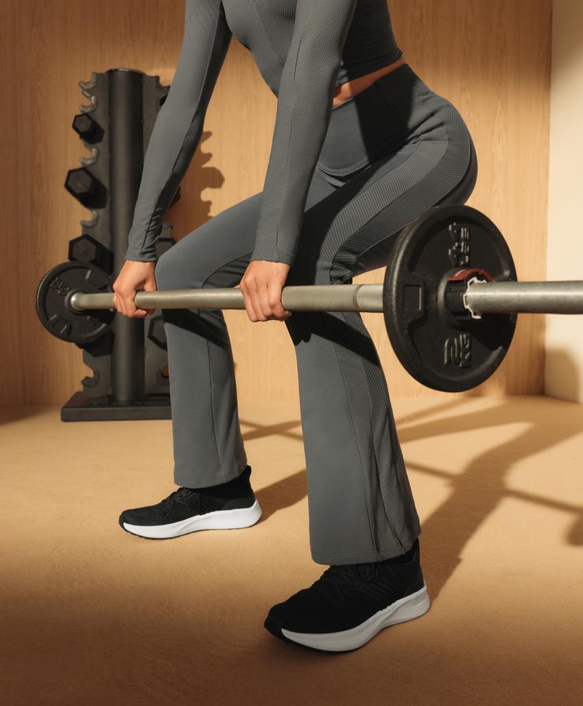 Брюки комфортного кроя с высокой посадкой и боковыми ребрами