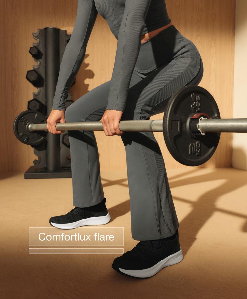 Брюки комфортного кроя с высокой посадкой и боковыми ребрами