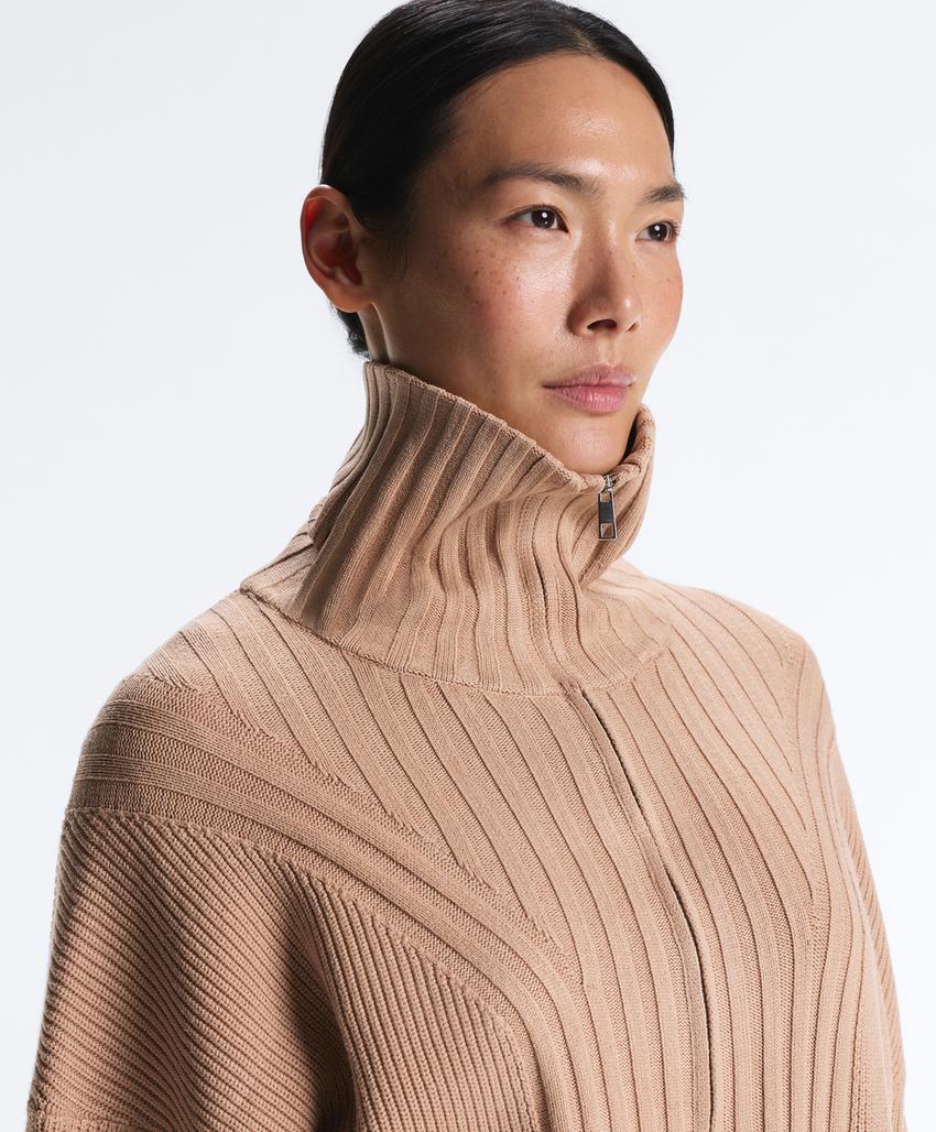 Вязаная куртка в рубчик