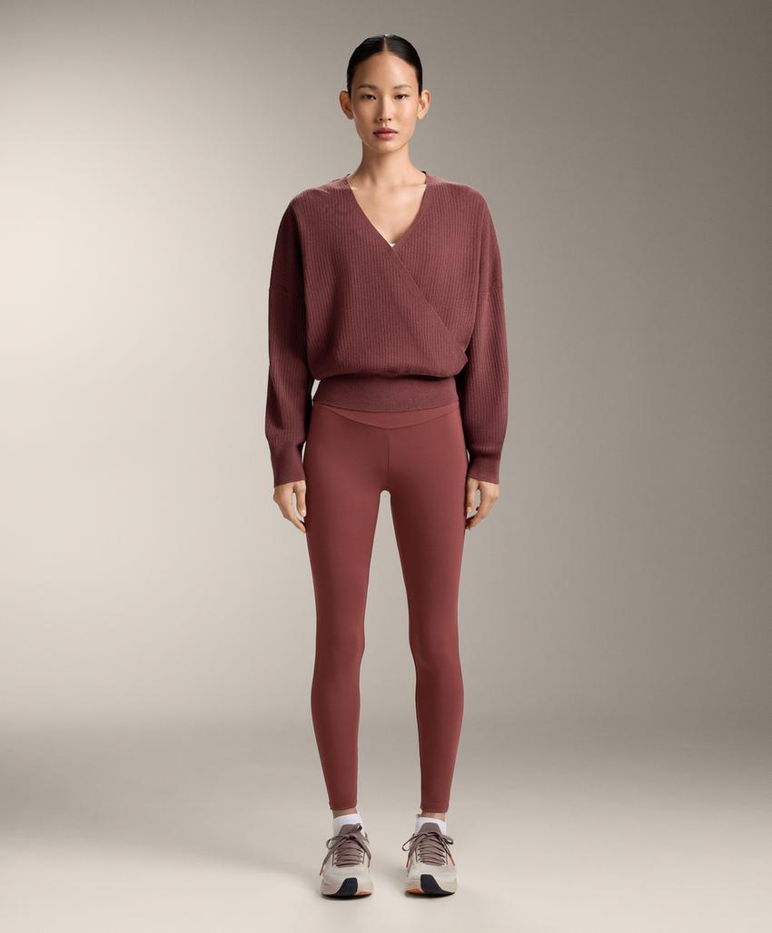 Теплый вязаный свитер с завязками