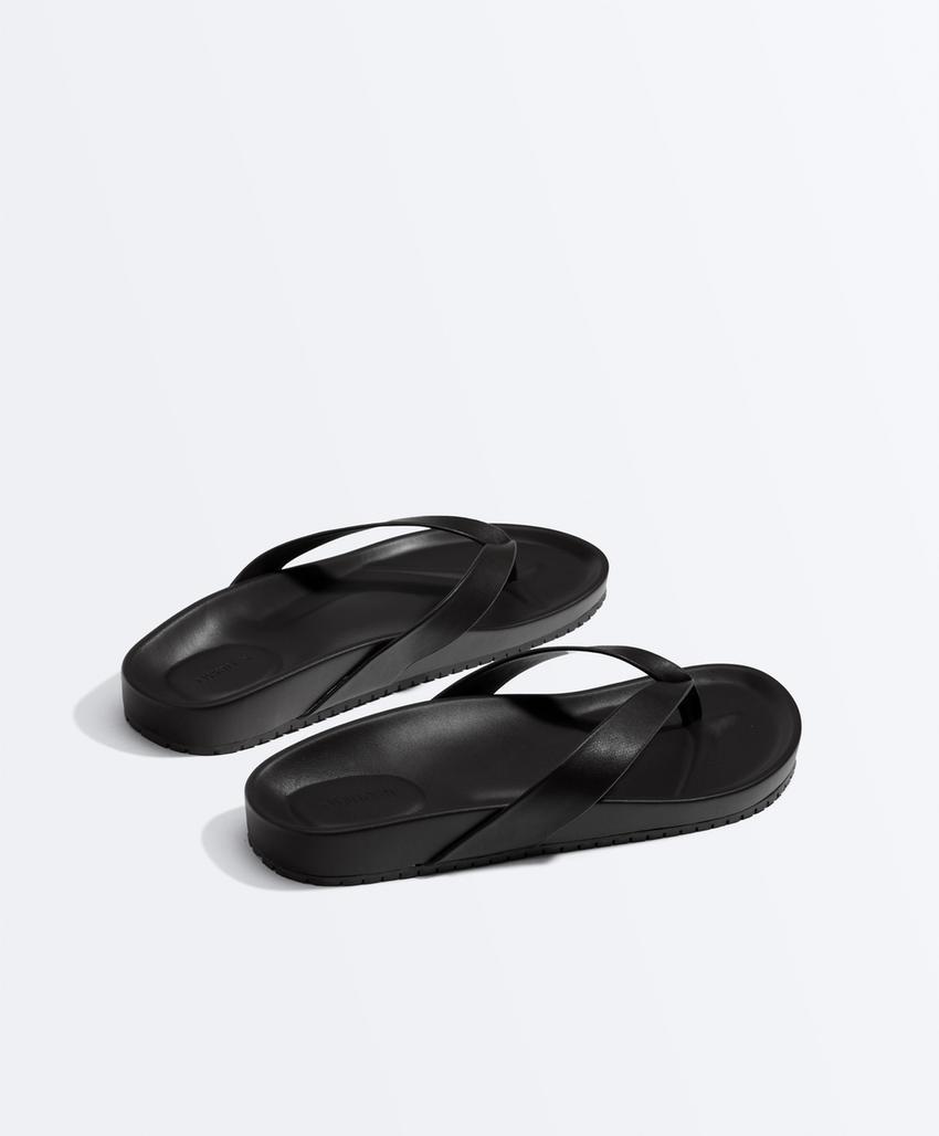 Ременная плоская босоножка