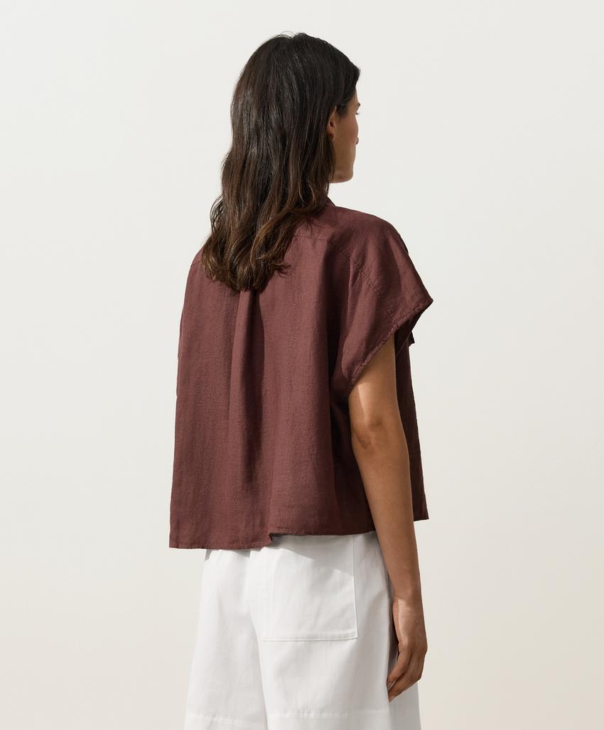 Льняная рубашка с короткими рукавами и карманами