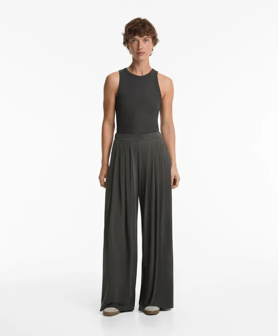 Объемные широкие брюки из струящегося смесового модала