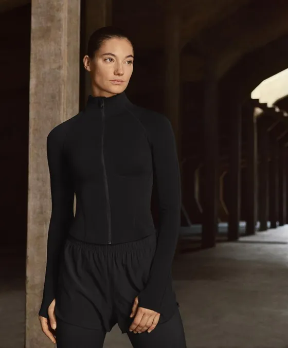 Легкая и теплая высокотехнологичная куртка декоративными швами