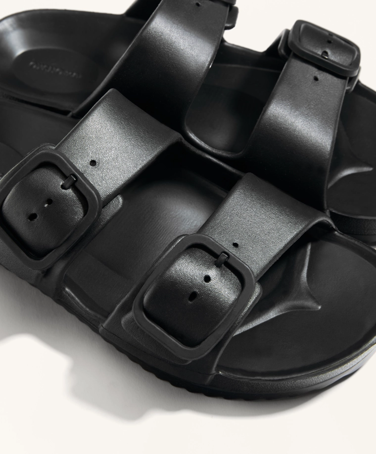 Сандалии на пряжке