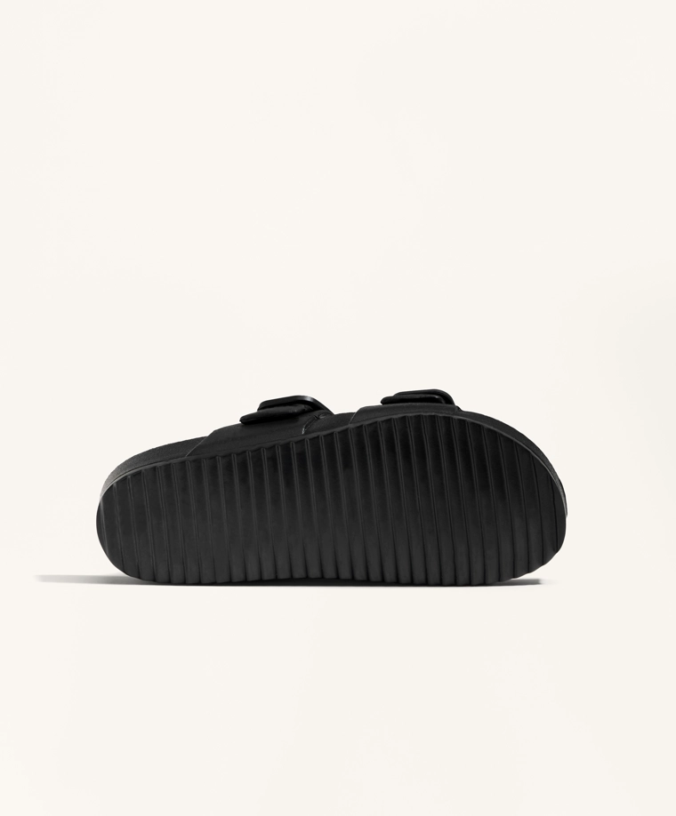 Сандалии на пряжке