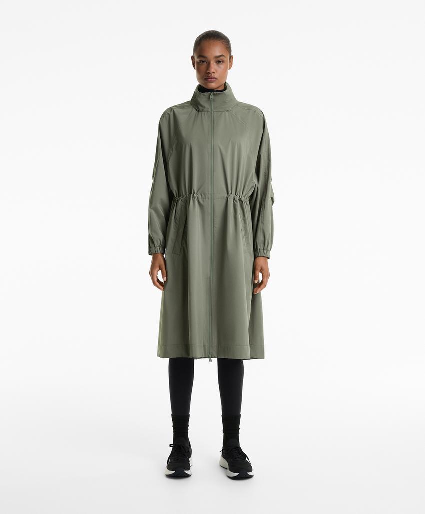 Сверхлегкая упаковываемая длинная куртка oysho с водонепроницаемостью 10k