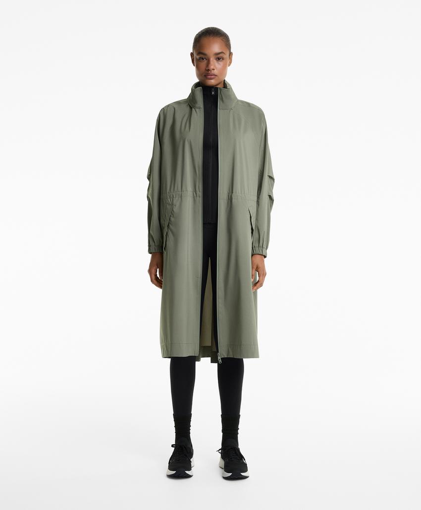 Сверхлегкая упаковываемая длинная куртка oysho с водонепроницаемостью 10k
