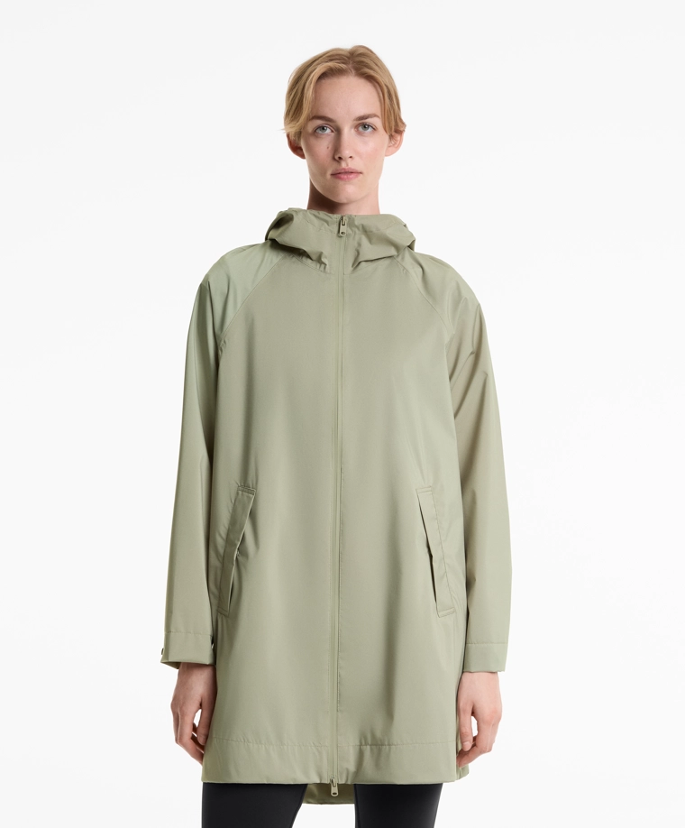 Сверхлегкая упаковываемая куртка oysho с водонепроницаемостью 10k